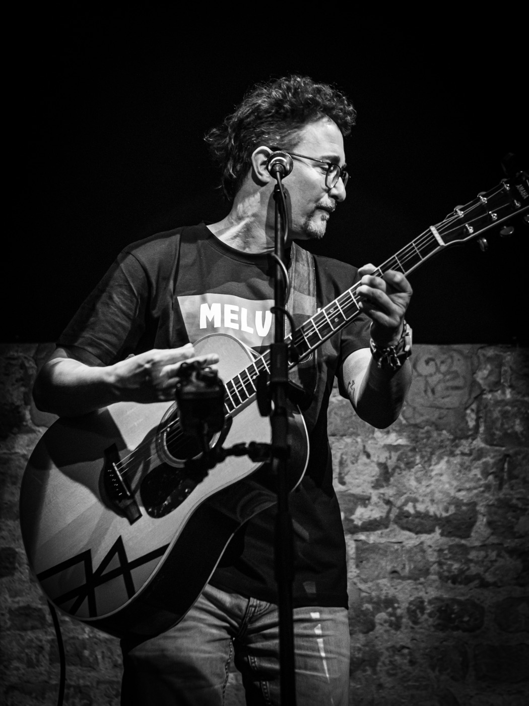 Schwarzweißporträt mit Gitarre