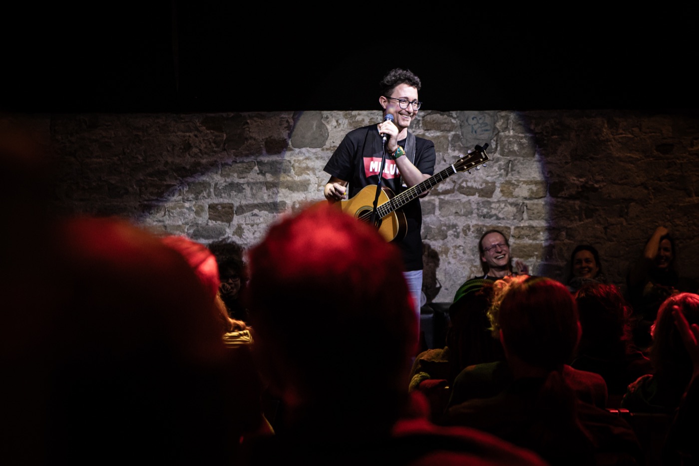 Melvin lacht ins Publikum