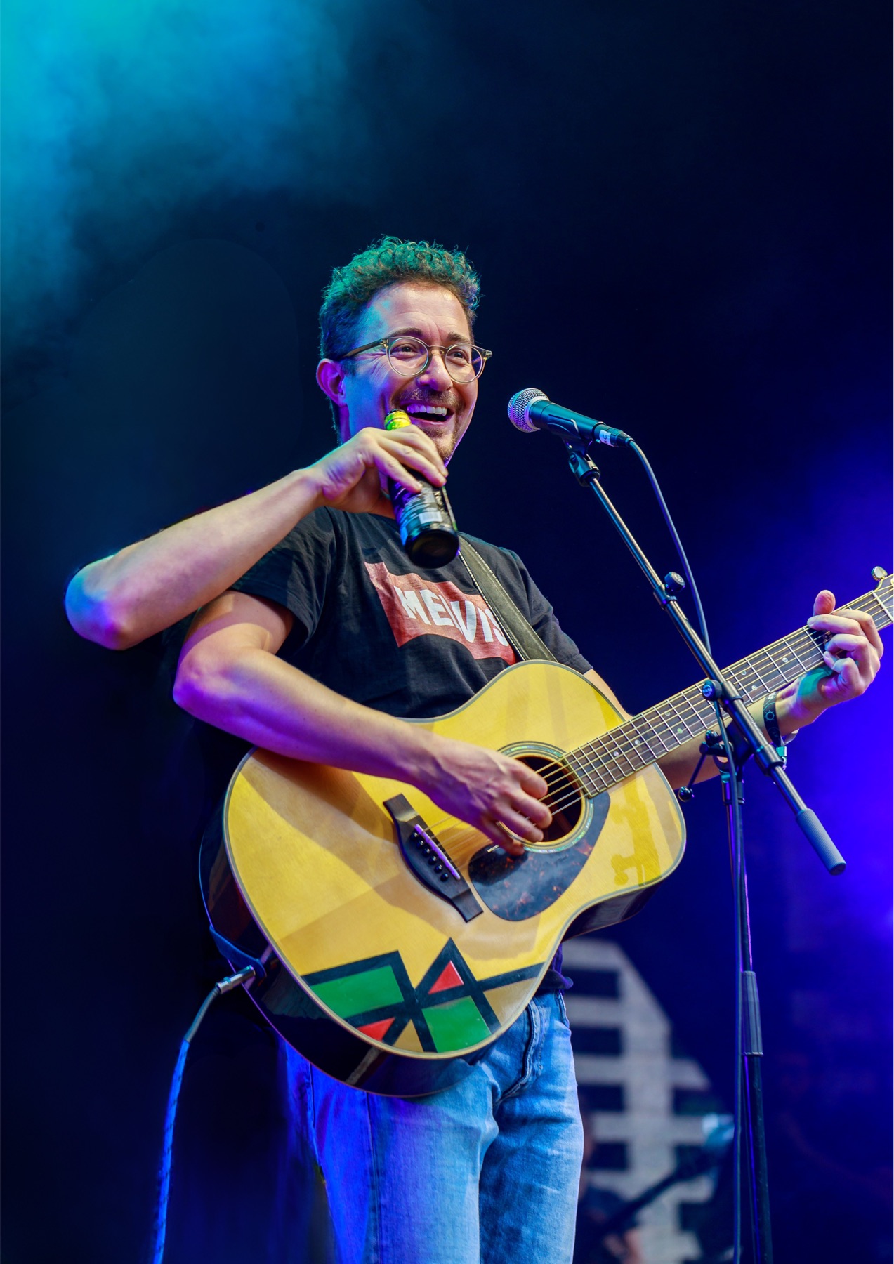 Melvin Haack singend mit Gitarre auf einer Festivalbühne